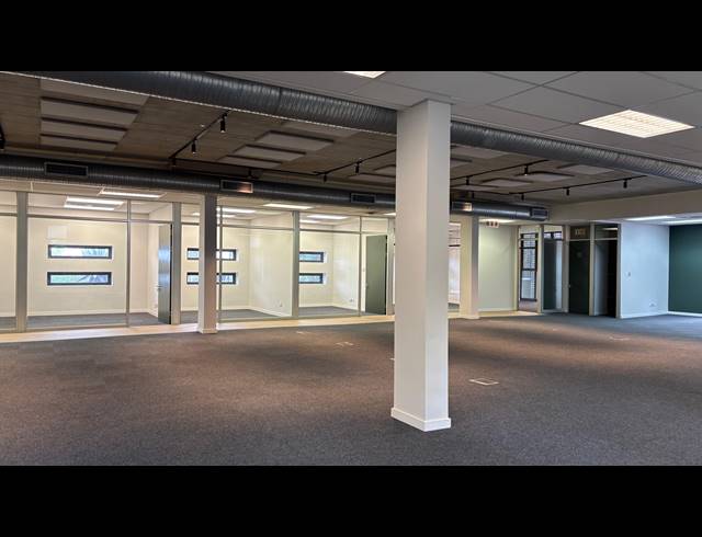 631M² OFFICE TO LET IN PINESLOPES